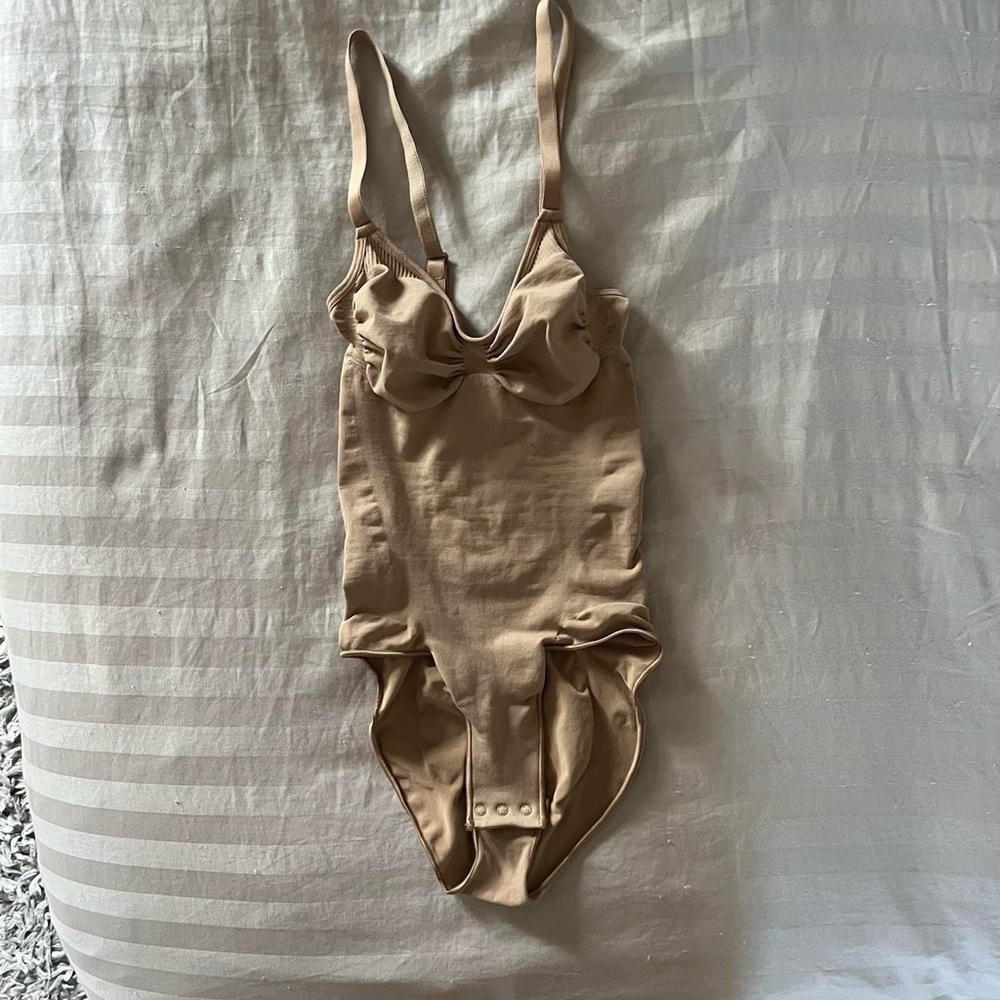 Skims seamless sculpt bodysuit size extra small thong nude / tan